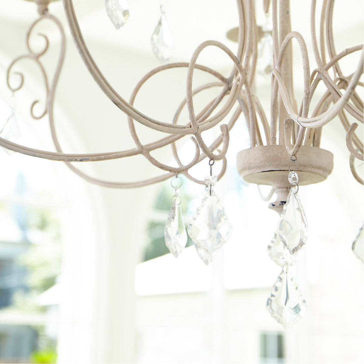 Quorum Ariel Chandelier in Persian White 6205-12-70