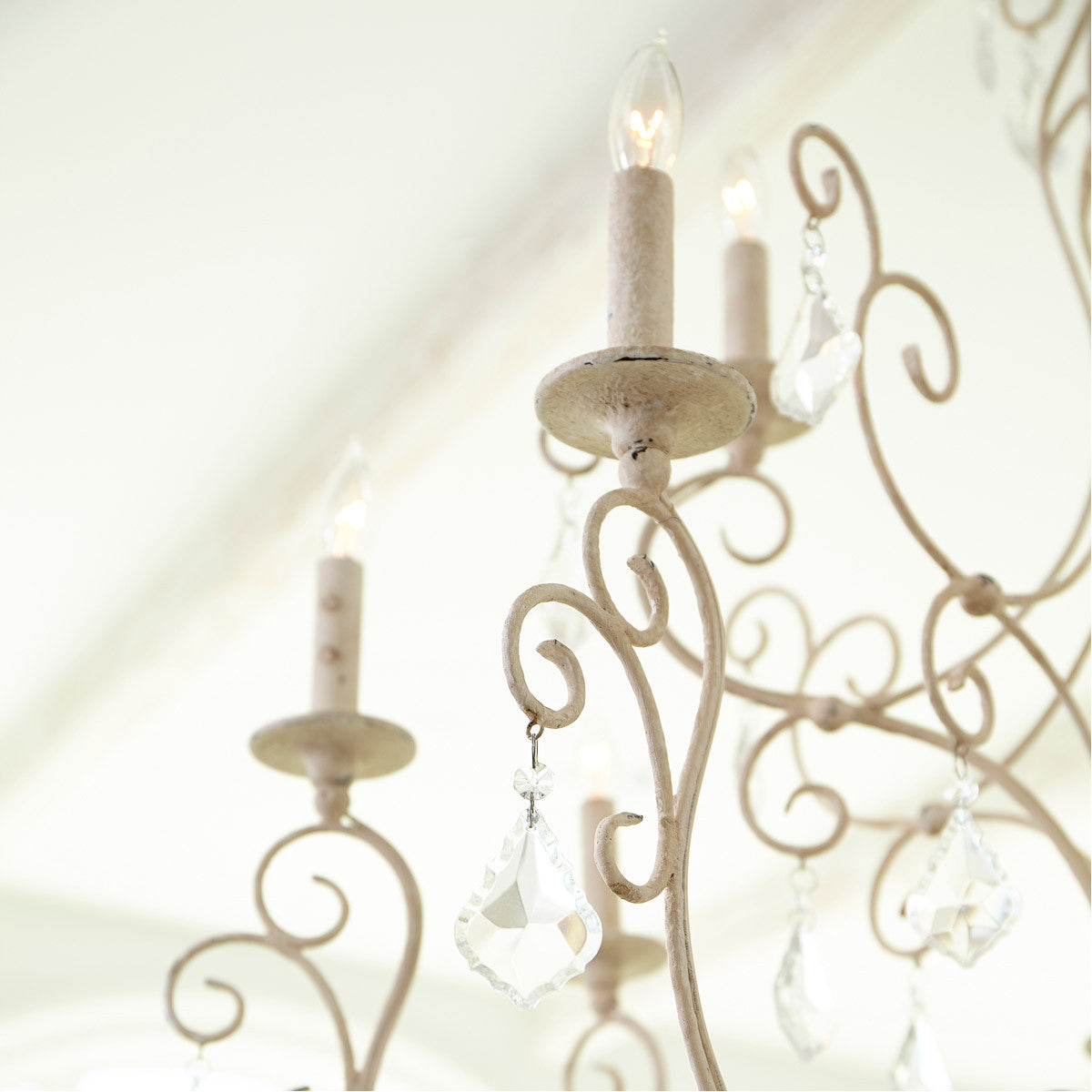 Quorum Ariel Chandelier in Persian White 6205-12-70