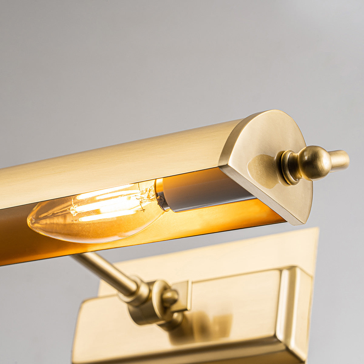 Lucas McKearn The Winchfield Medium Picture Light in Aged Brass in Aged Brass WINCHFIELD-PLM-AB